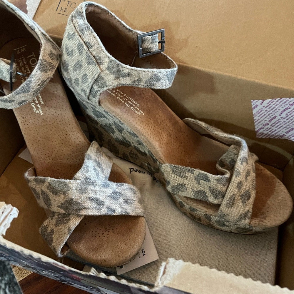 Tom’s strappy wedge Leopard burlap